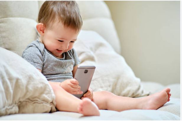 बालबालिकाकाे मोबाइल लत छुटाउने यी हुन् ५ टिप्स् 1 children