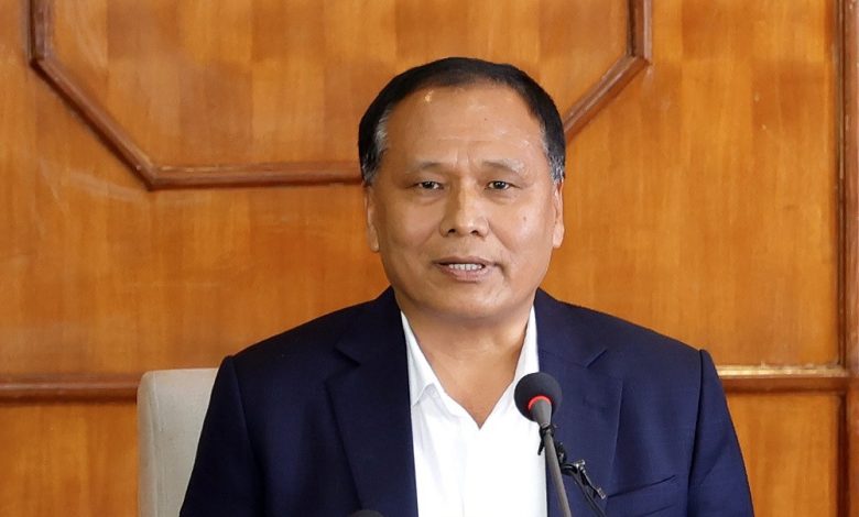 रुग्ण आयोजनामाथि कुलमान घिसिङको एकपछि अर्को ‘एक्सन’, २९० ठूला आयोजनाको ठेक्का तोडिँदै वर्णन संवाददाता मंसिर ८, २०८२ सोमबार ०८:०६ काठमाडौं । जेनजी आन्दोलनपछि अन्तरिम सरकारको मन्त्री बनेका कुलमान घिसिङले वर्षौँदेखि अलपत्र परेका विकास आयोजना छिटोछरितो अघि नबढेको भन्दै ठेक्का तोड्ने प्रक्रियालाई तीव्र बनाएका छन्। सडक, सिँचाइ र भवन निर्माणका २९० रुग्ण आयोजनाको ठेक्का तोड्ने सरकारी प्रक्रिया अगाडि बढाइएको छ। मन्त्रालयका मातहतका विभागहरूले करिब एक दशकदेखि अधुरा रहेका करार सम्झौतामाथि १५ दिने सार्वजनिक सूचना जारी गर्दै ठेक्का अन्त्यको बाटो खुलेको जानकारी दिएका छन्। सार्वजनिक खरिद ऐन २०६३ ले ठेकेदारलाई प्रगति नदेखिएको अवस्थामा स्पष्टीकरण दिनुपर्ने प्रावधान राखेको छ। यही प्रावधानअनुसार सूचना जारी गर्दै ठेक्का तोड्न प्रक्रिया अगाडि बढाइएको हो। मन्त्री घिसिङले ‘वर्षौँदेखि थन्किएका आयोजना अब जसोतसो टुंगो लगाउनैपर्ने’ निर्देशन दिएपछि विभागहरूले ठेक्का तोड्ने प्रक्रिया अघि बढाएका हुन्। सडक तथा पुल विकास आयोजनाहरूमा मात्रै २२९, भवन निर्माणमा ४२ र सिँचाइ क्षेत्रका १९ आयोजना रुग्ण करार गरिएका छन्। सडक विभागले काठमाडौं क्षेत्रमा मात्रै २५ ठेक्काको करार अन्त्य गरिसकेको छ। विभिन्न डिभिजन कार्यालयहरूले थप ८४ ठेक्कामाथि सूचना जारी गरिसकेका छन्। विभागका अनुसार निर्माण व्यवसायीको लापरबाही, म्याद थपेर पनि काम नगर्ने प्रवृत्ति र सरकारी संयोजनको कमजोरी मिश्रित कारणका रूपमा देखिएका छन्। साना ठेक्का सम्बन्धित कार्यालयमै टुंग्याइने र ठूला ठेक्का विभागले सम्हाल्ने व्यवस्था रहेकाले स्थानीय कार्यालयहरूले आफूअनुकूल कारबाही अघि बढाइरहेका छन्। सहरी विकास तथा भवन विभागले ४२ रुग्ण ठेक्का चयन गरी ३७ ठेक्का तोड्ने प्रक्रियामा अघि बढाएको छ। दुई वर्षमा सकिनुपर्ने काम ८(१० वर्षमा पनि पूरा हुन नसकेका उदाहरण प्रशस्तै छन्। विभागका अनुसार ‘जे जवाफ आए पनि’ यस्ता ठेक्का अब नयाँ ढंगले टुंगो लगाउने तयारी छ। 1 kulman